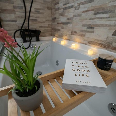 Seaside Retreat: Luxury 1-Bed, Free Parking Apartment Portsmouth Ngoại thất bức ảnh