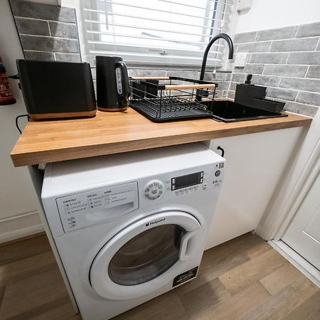 Seaside Retreat: Luxury 1-Bed, Free Parking Apartment Portsmouth Ngoại thất bức ảnh